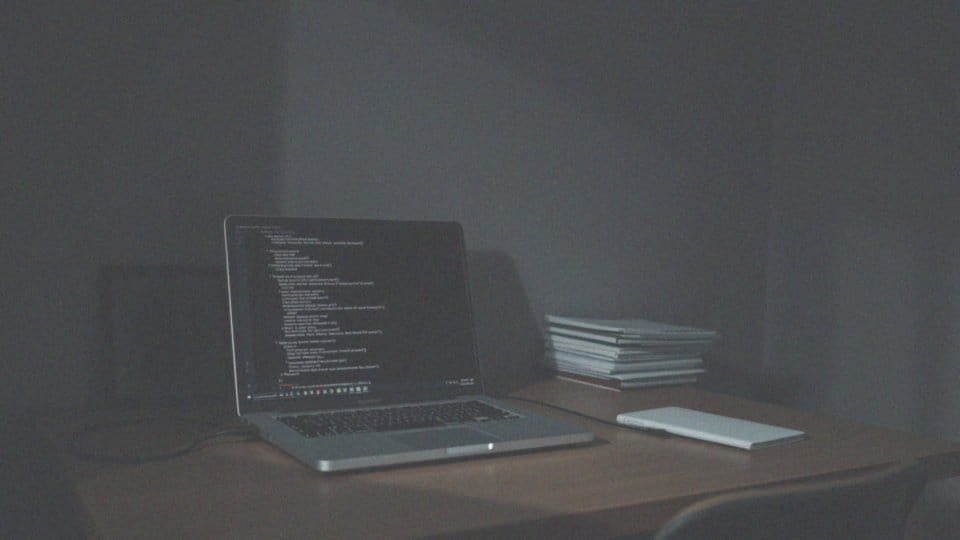 W jaki sposób wiersz poleceń umożliwia sprawdzenie specyfikacji podzespołów?
