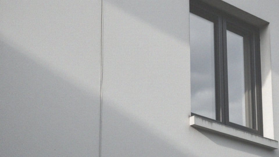 Jakie kolory w odcieniach szarości podkreślają surowy charakter betonu?