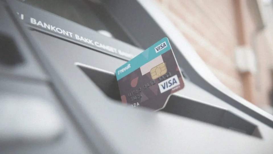 Nie mogę włożyć karty do bankomatu – co zrobić w takiej sytuacji?